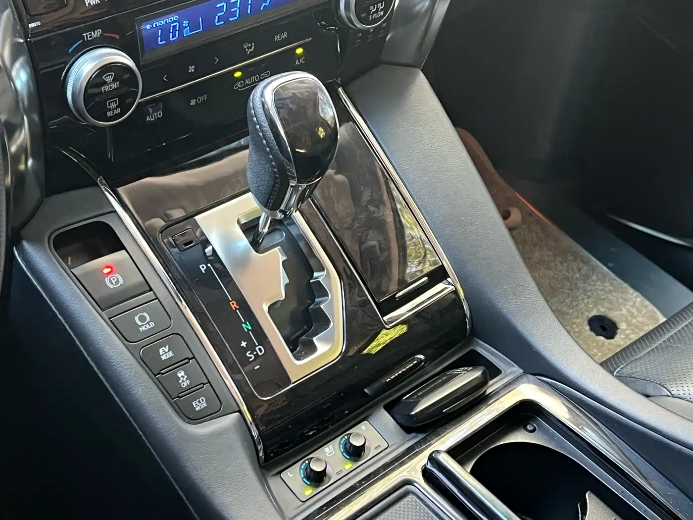 Toyota Vellfire 2019 Hybrid 2.5L HV Luxury Edition фото 6