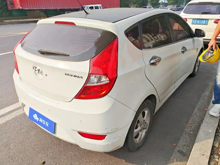 صورة 3 - Hyundai Reina