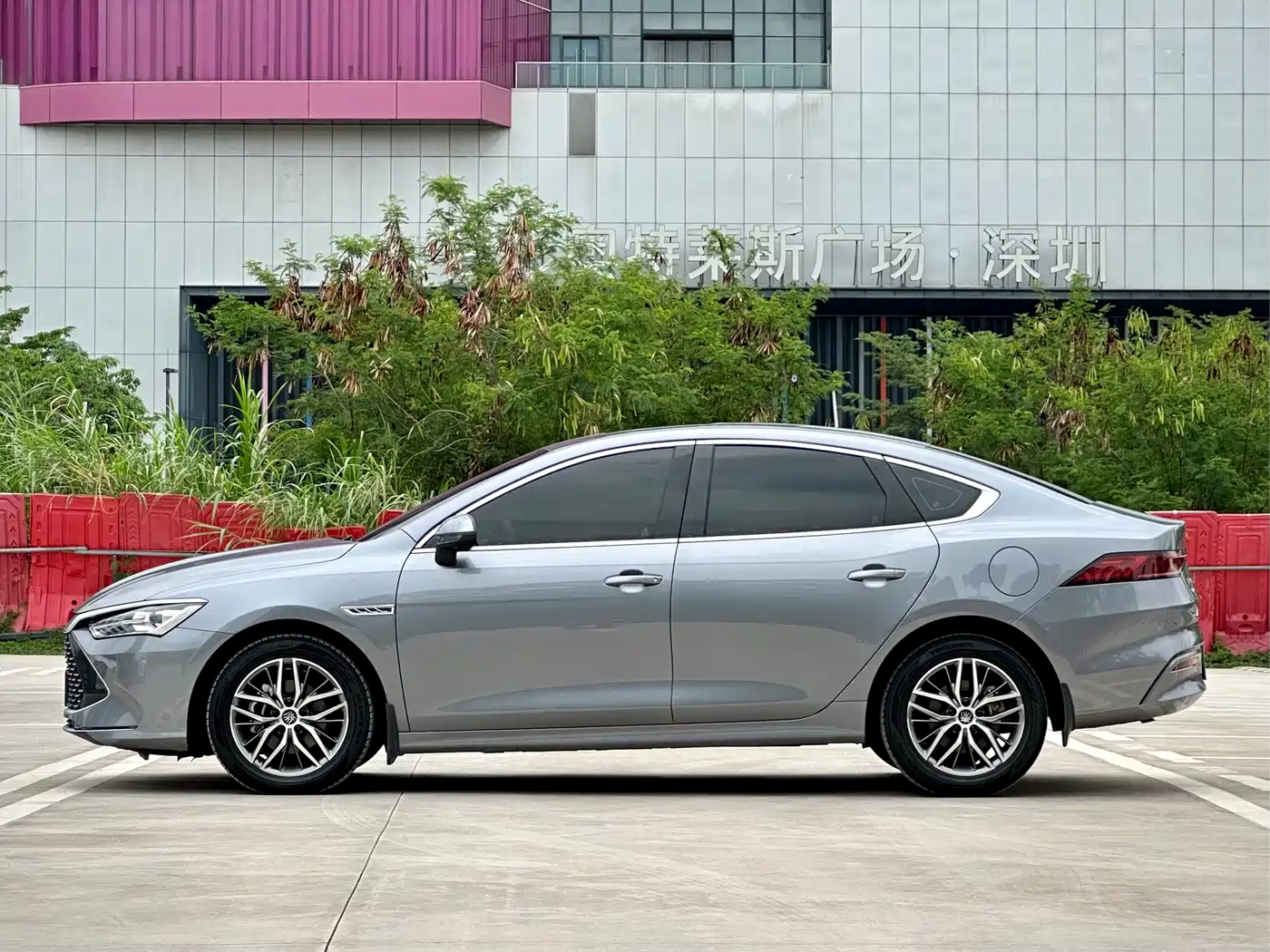 BYD Qin PLUS 2023 Champion Edition DM-i 55KM Surpassing фото 7