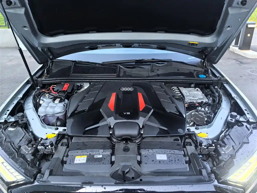 Audi SQ7 2024 4.0 TFSI фото 18