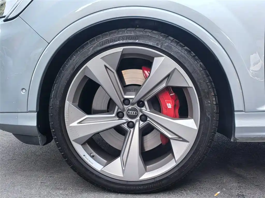 Audi SQ7 2024 4.0 TFSI фото 21