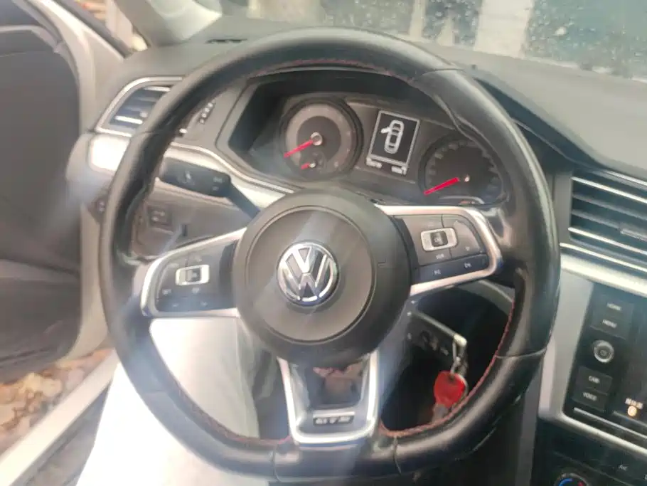 صورة 15 - Volkswagen Lamando