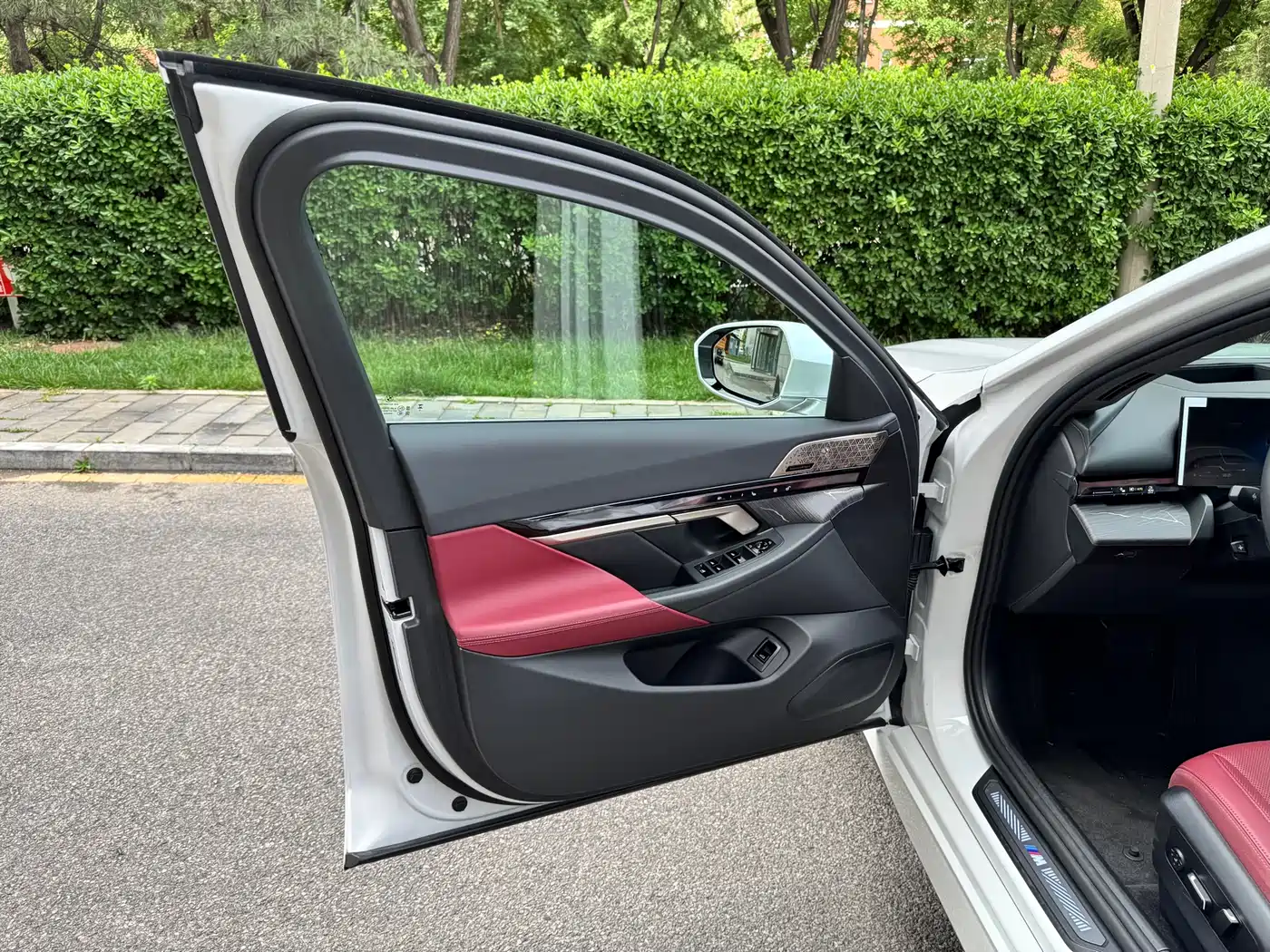 BMW 5 Series 2025 530Li Premium M Sport Package фото 7