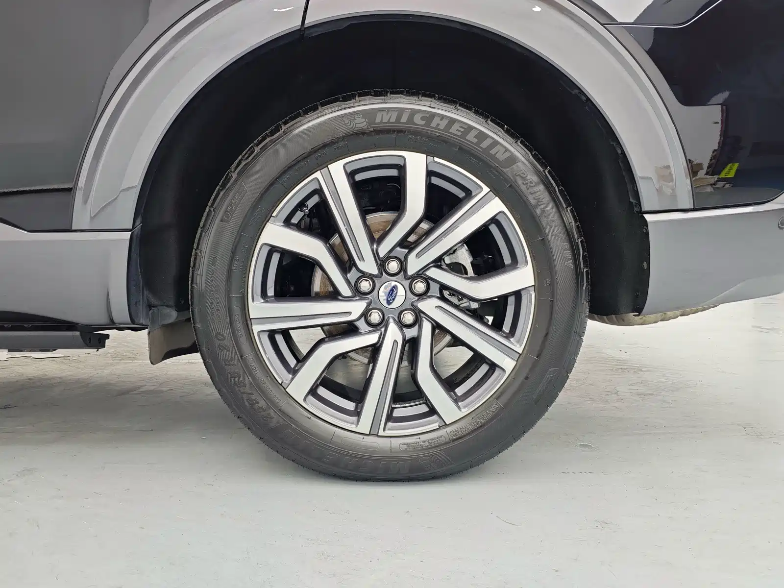 Фото 18 - Ford Explorer