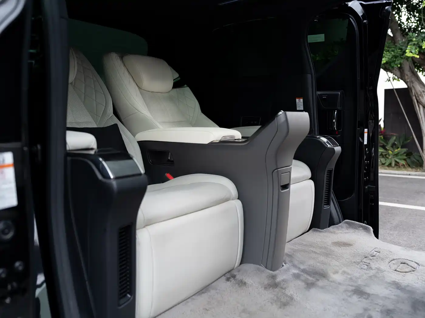 Lexus LM 2020 300h 4-Seat Imperial Edition фото 9