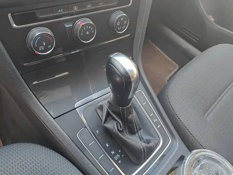 Фото 16 - Volkswagen Golf