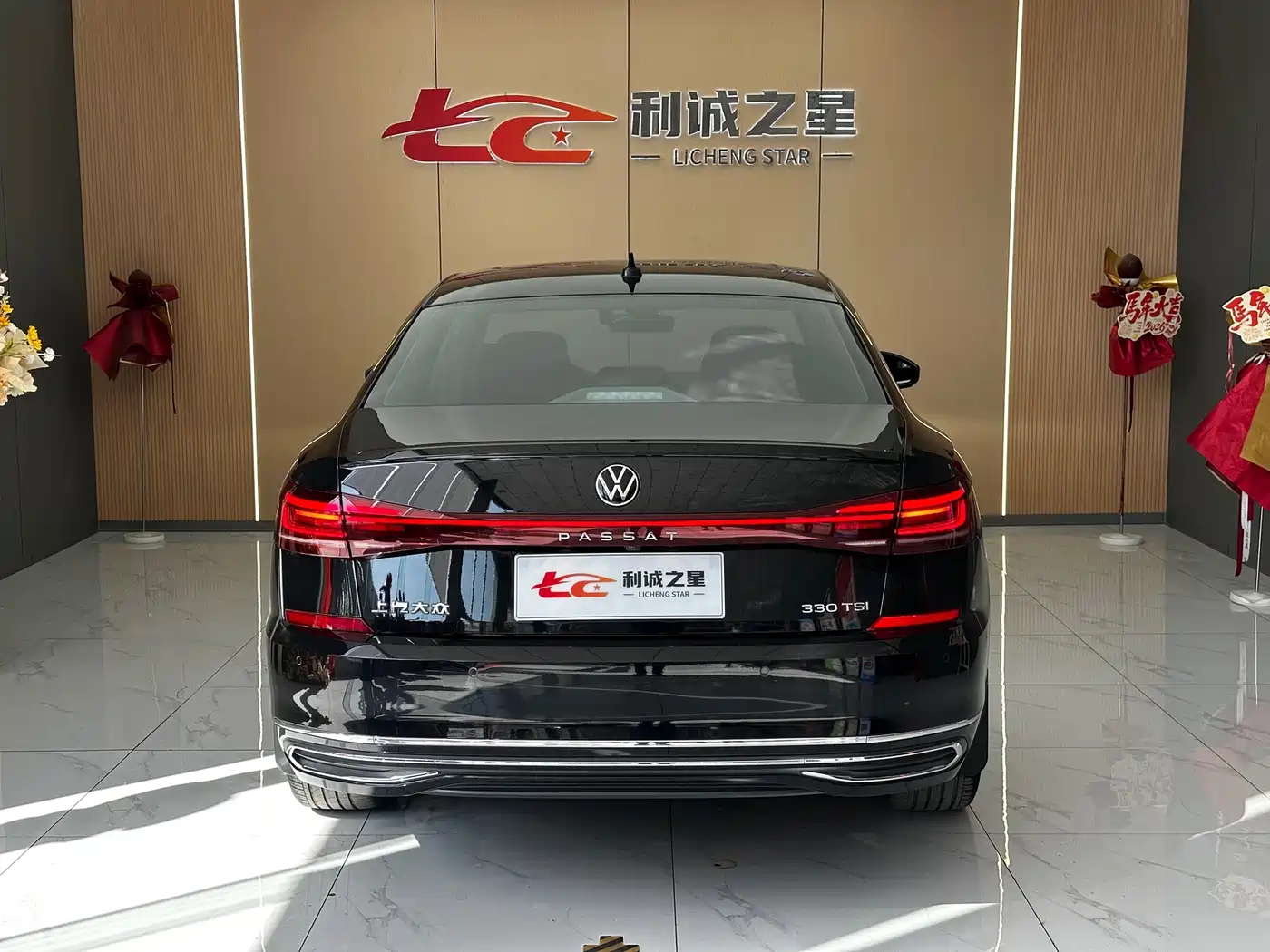 Volkswagen Passat 2022 330TSI Starlight Luxury Edition фото 5