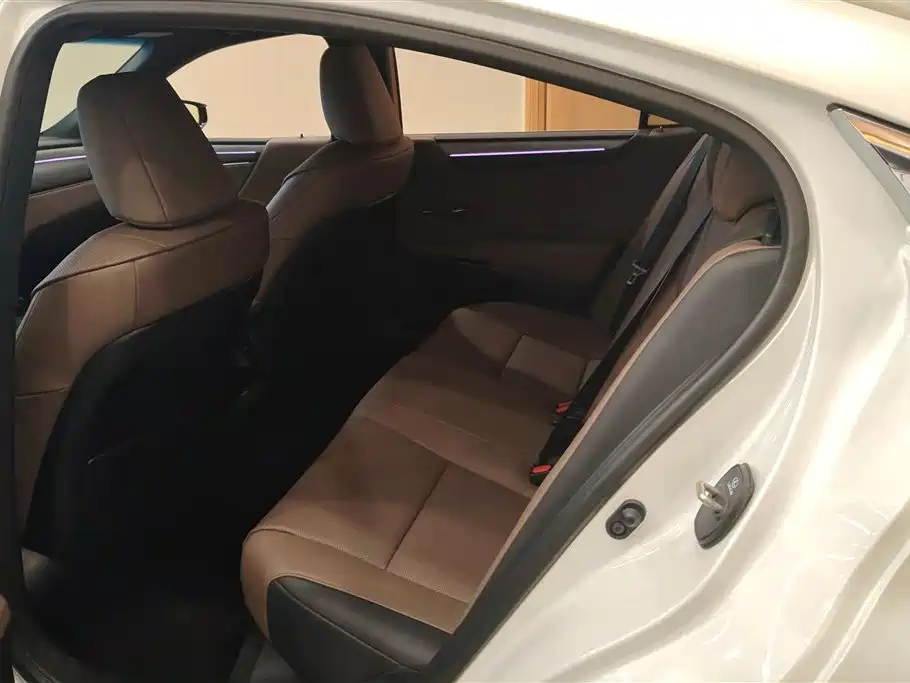 Lexus ES 2025 200 Ultimate Edition фото 11