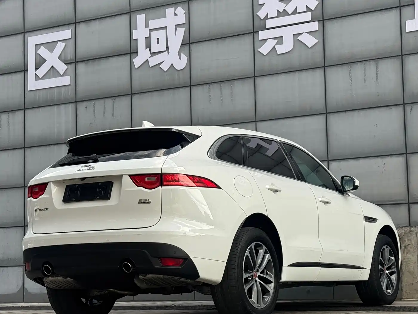 Фото 25 - Jaguar F-PACE