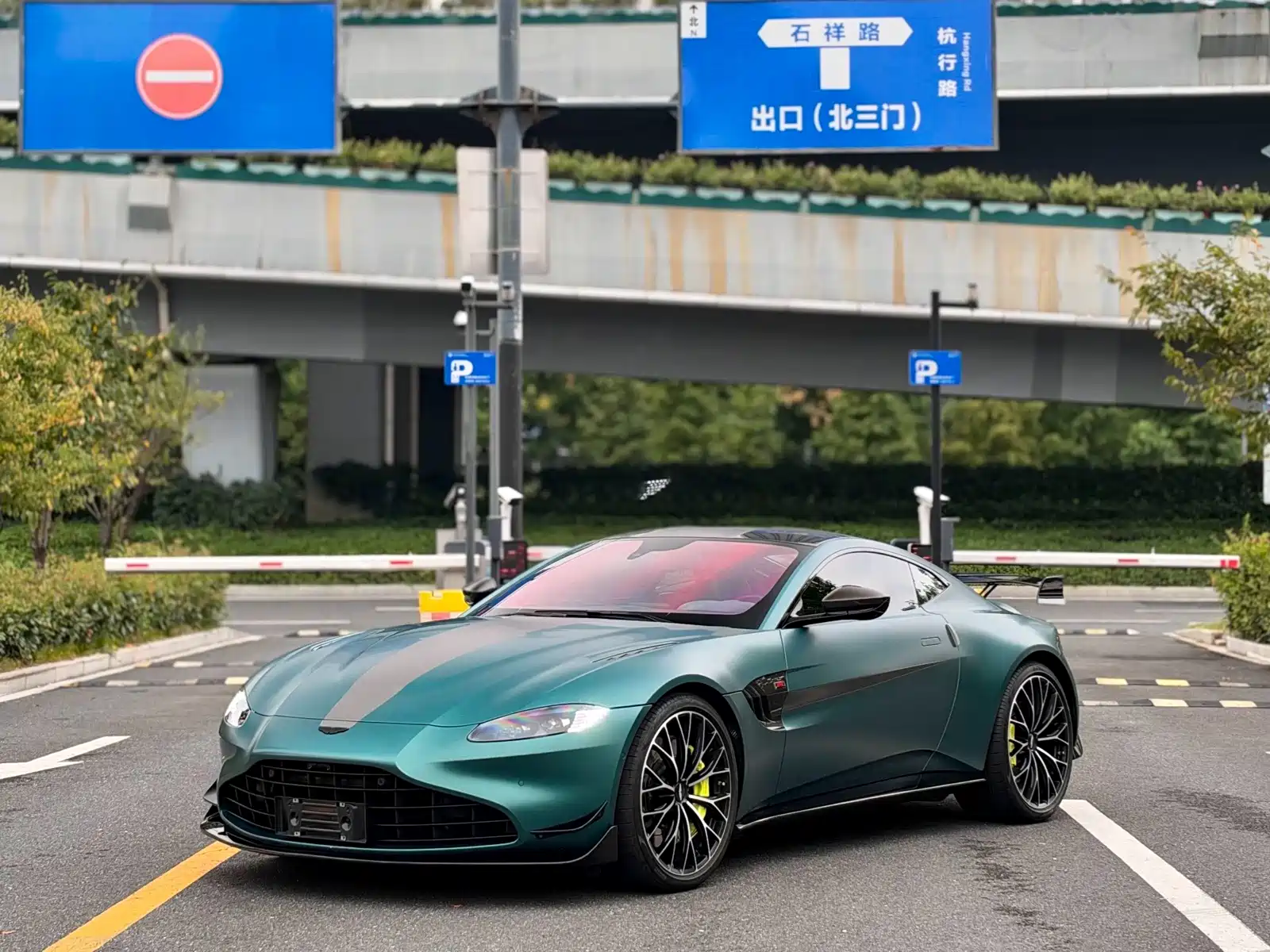 Фото 3 - Aston Martin Vantage