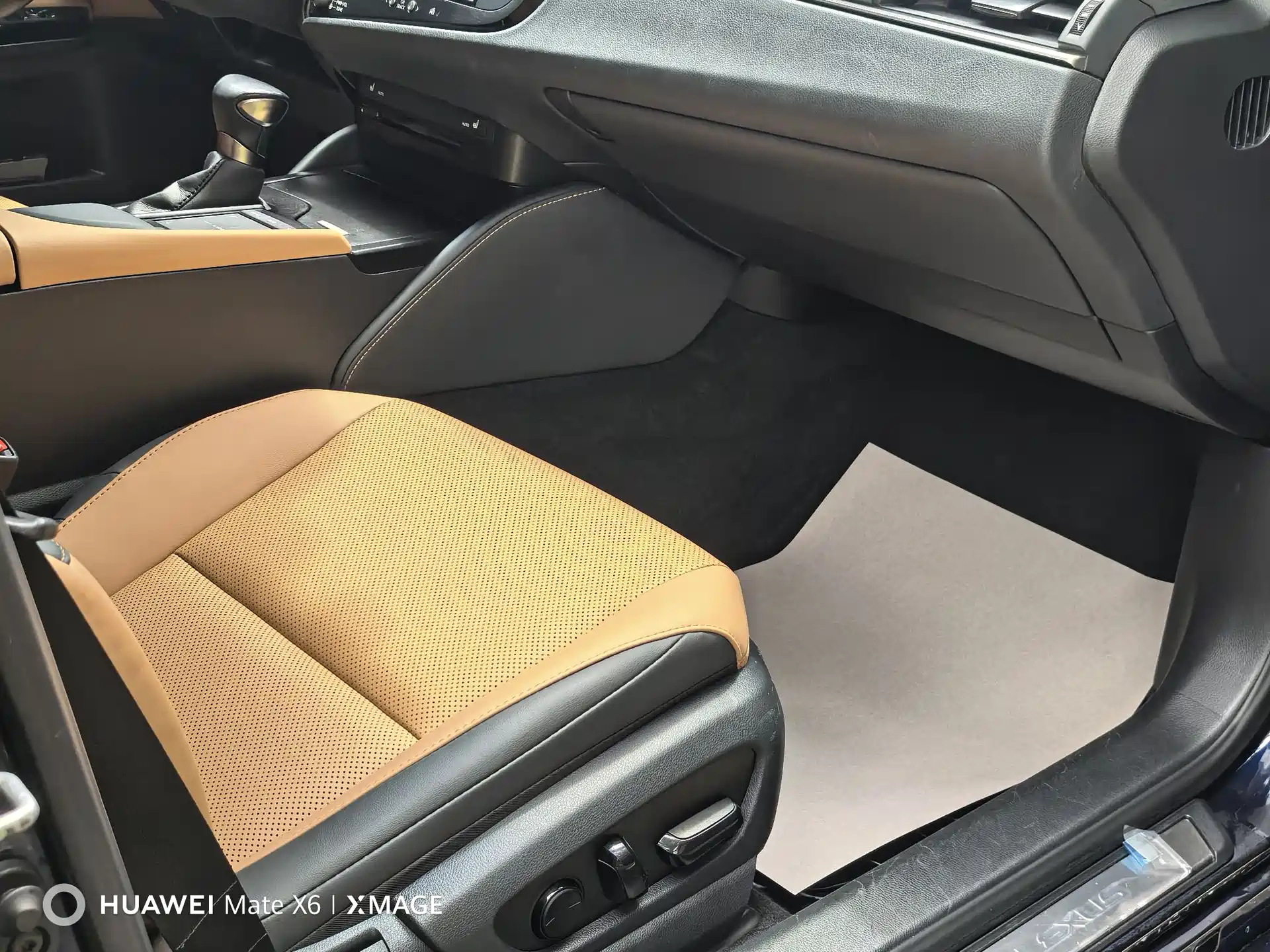 Фото 22 - Lexus ES