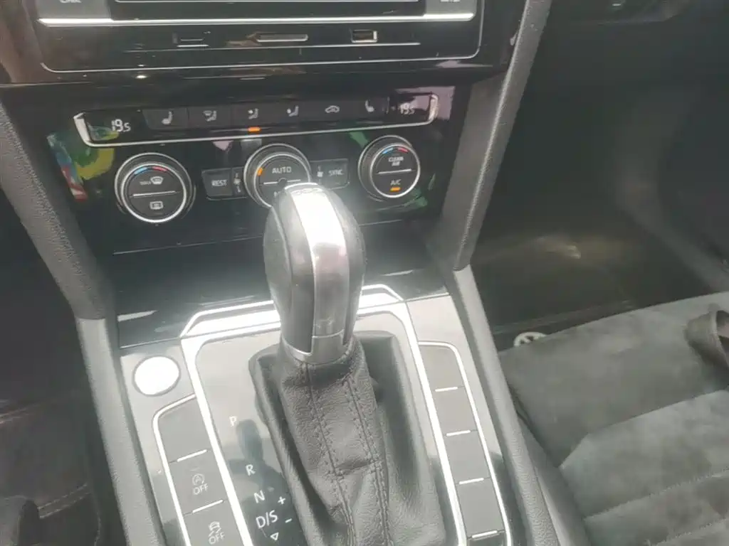 Volkswagen Magotan 2018 330TSI DSG Luxury фото 14
