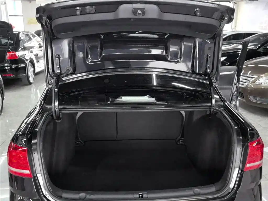 Volkswagen Lavida 2017 1.6L Manual Comfort Edition фото 23