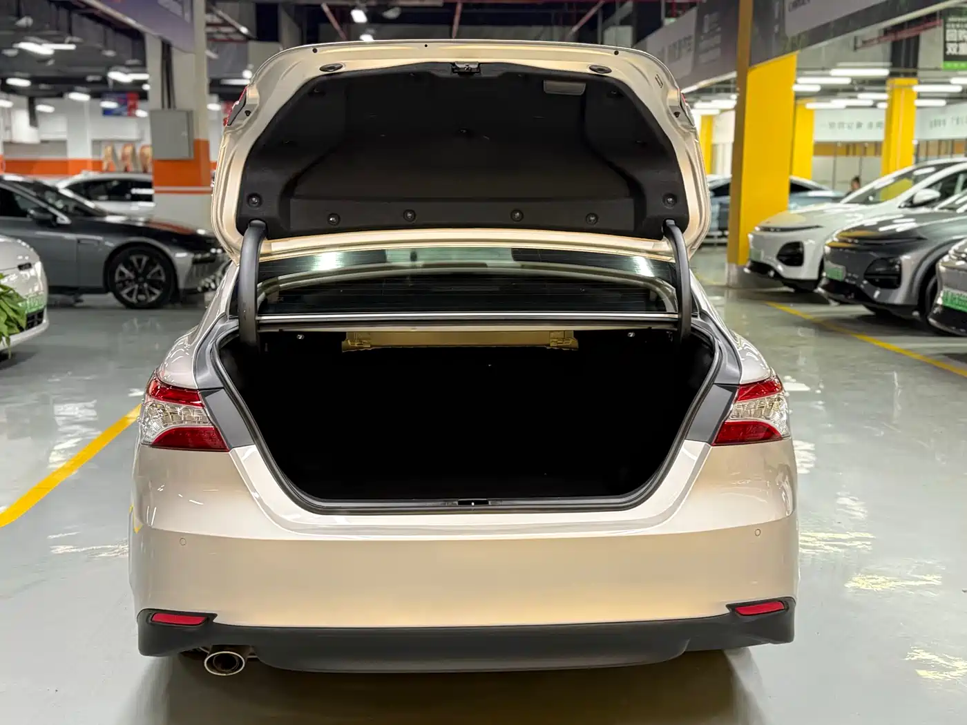 Toyota Camry 2021 Hybrid 2.5HG Luxury Edition фото 18