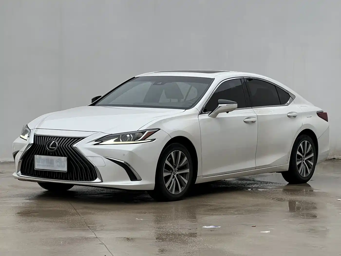 Фото 1 - Lexus ES