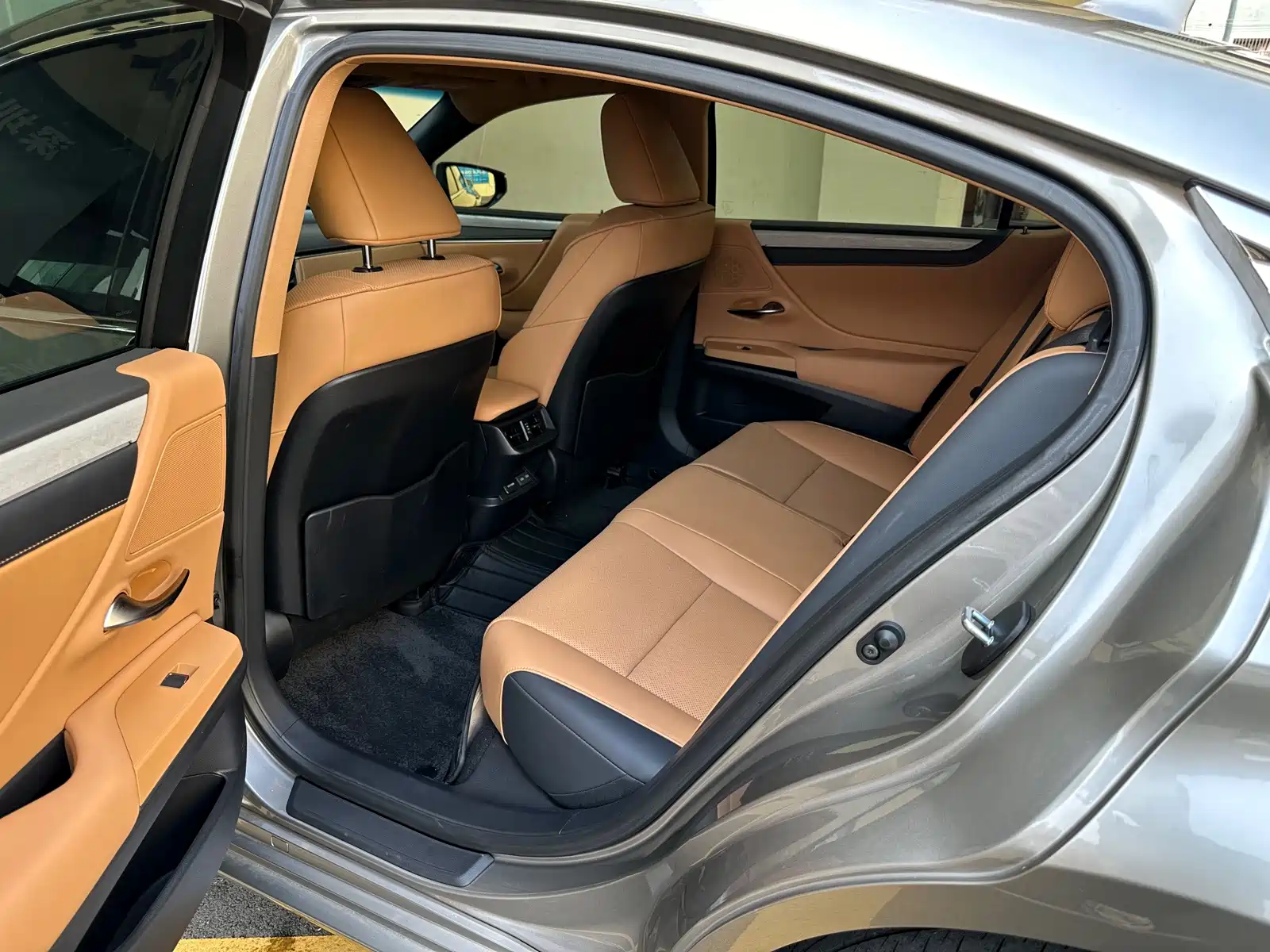 Фото 14 - Lexus ES