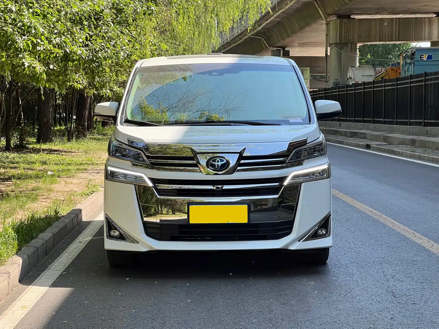 Toyota Vellfire 2019 Hybrid 2.5L HV Luxury Edition фото 2