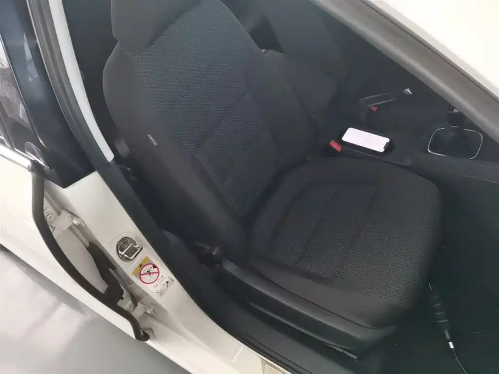 Volkswagen Sagitar 2014 Facelift 1.6L Manual Leading Version фото 25