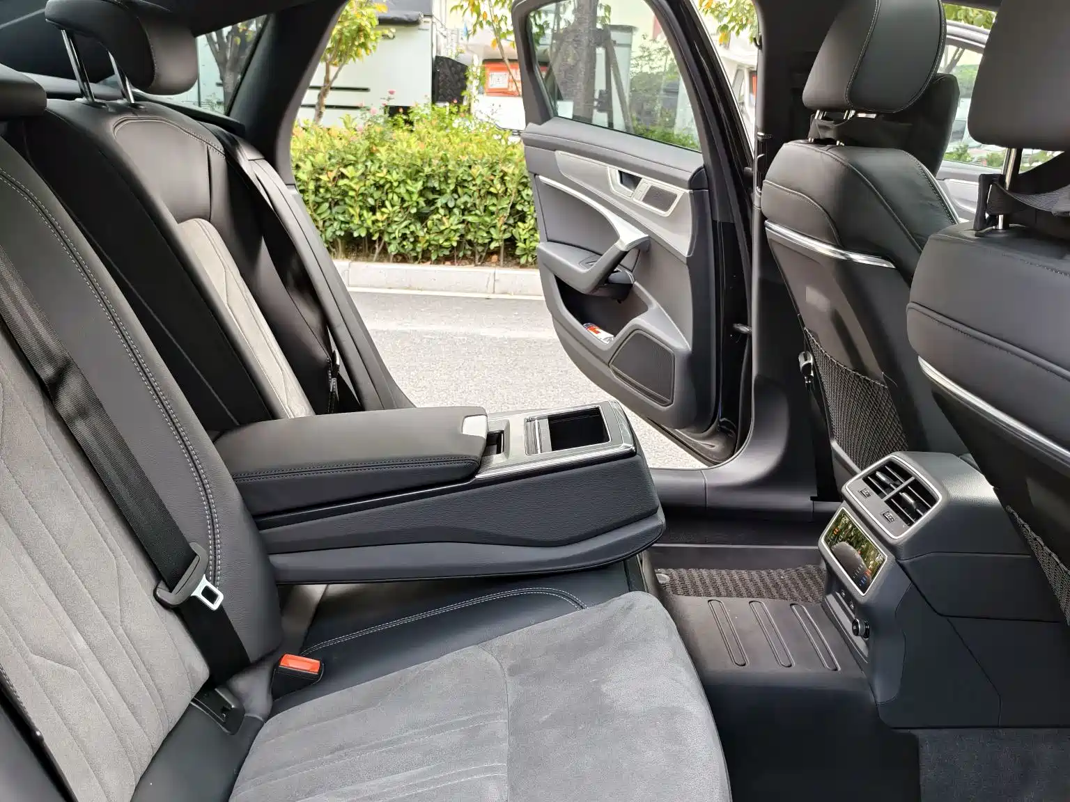 Фото 11 - Audi A6L