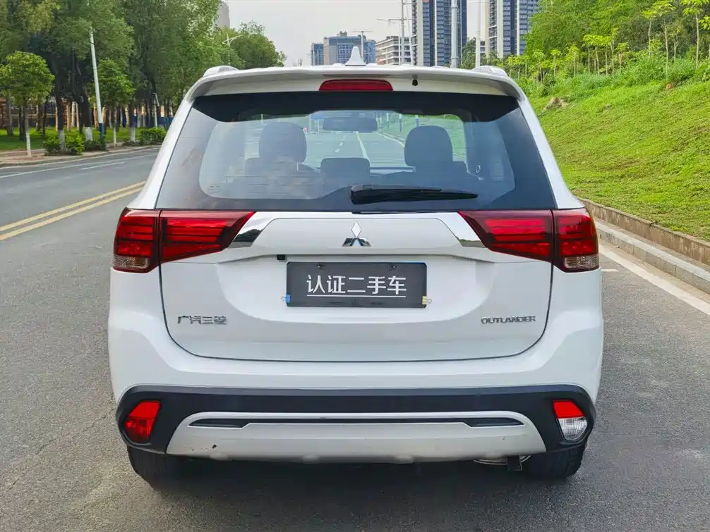 MITSUBISHI OUTLANDER