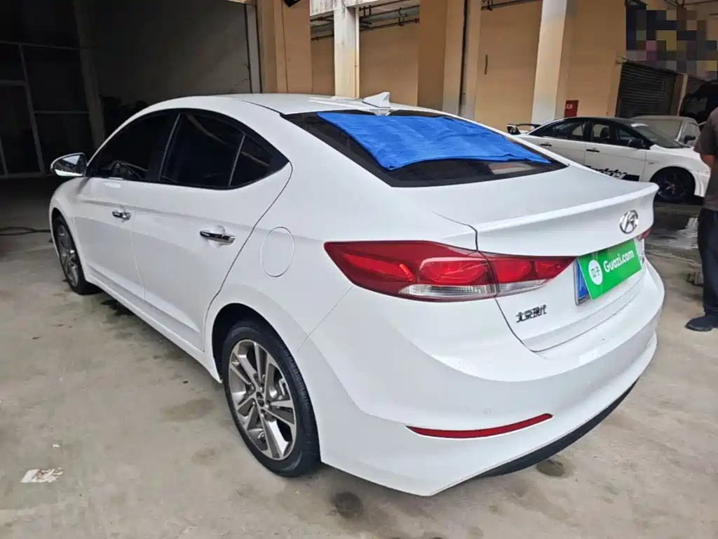 Фото 5 - Hyundai Elantra