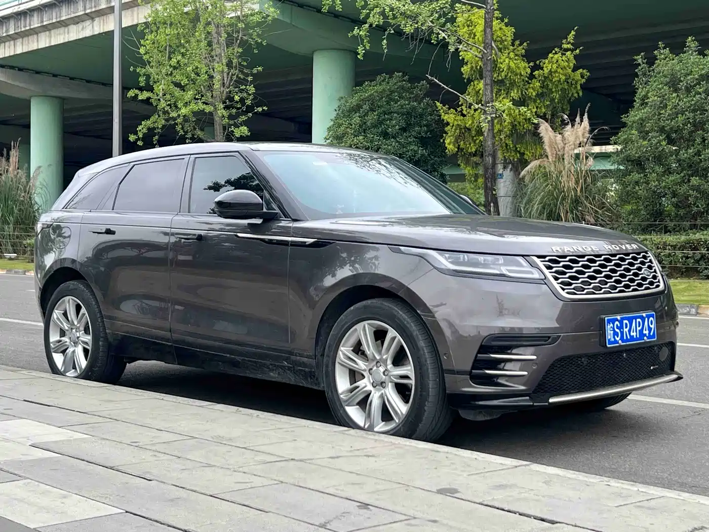 Land Rover Range Rover Velar 2022 250PS Golden Collector's Edition фото 2