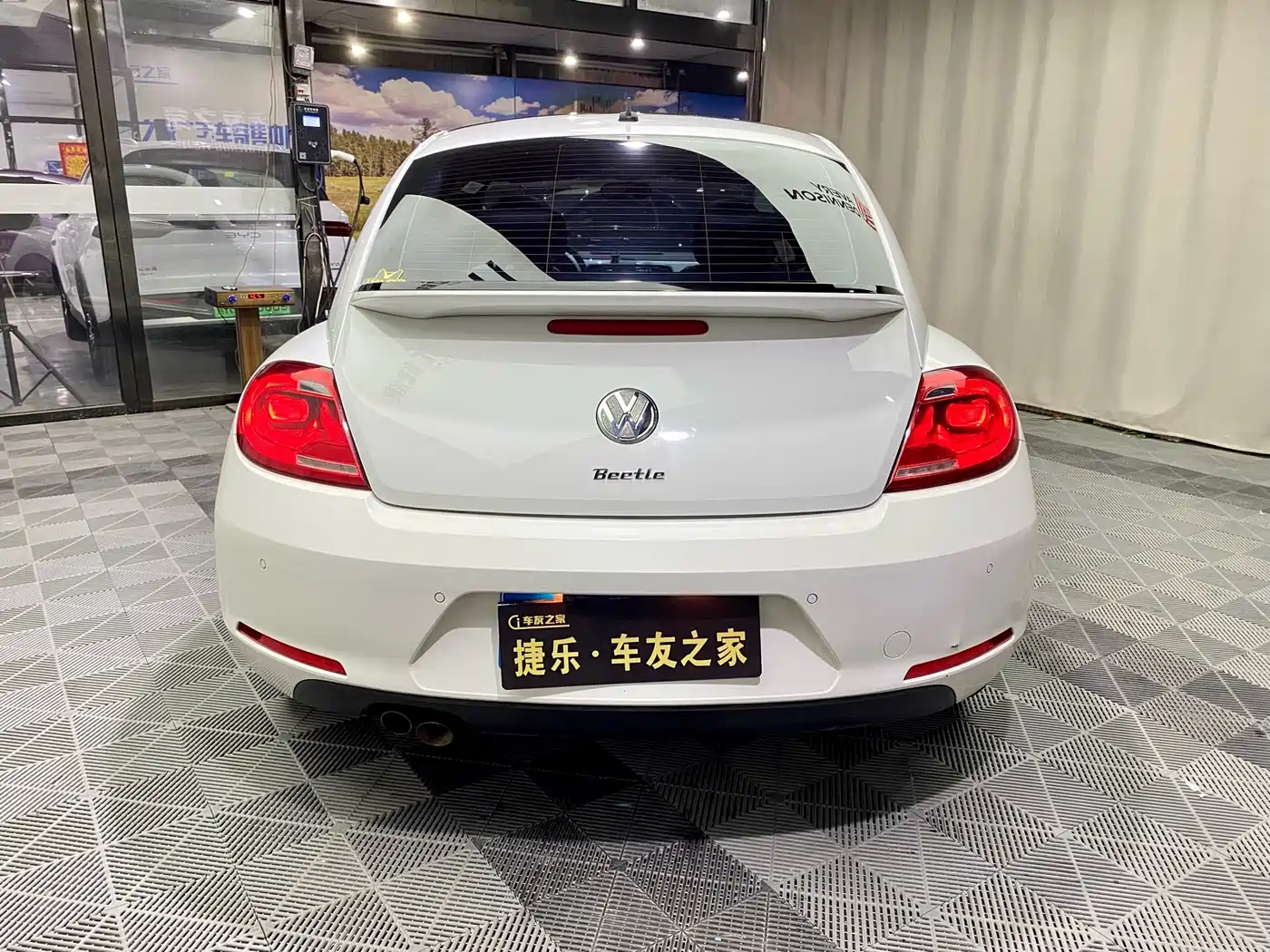 Volkswagen Beetle 2013 1.4TSI Fender Rock Edition фото 6