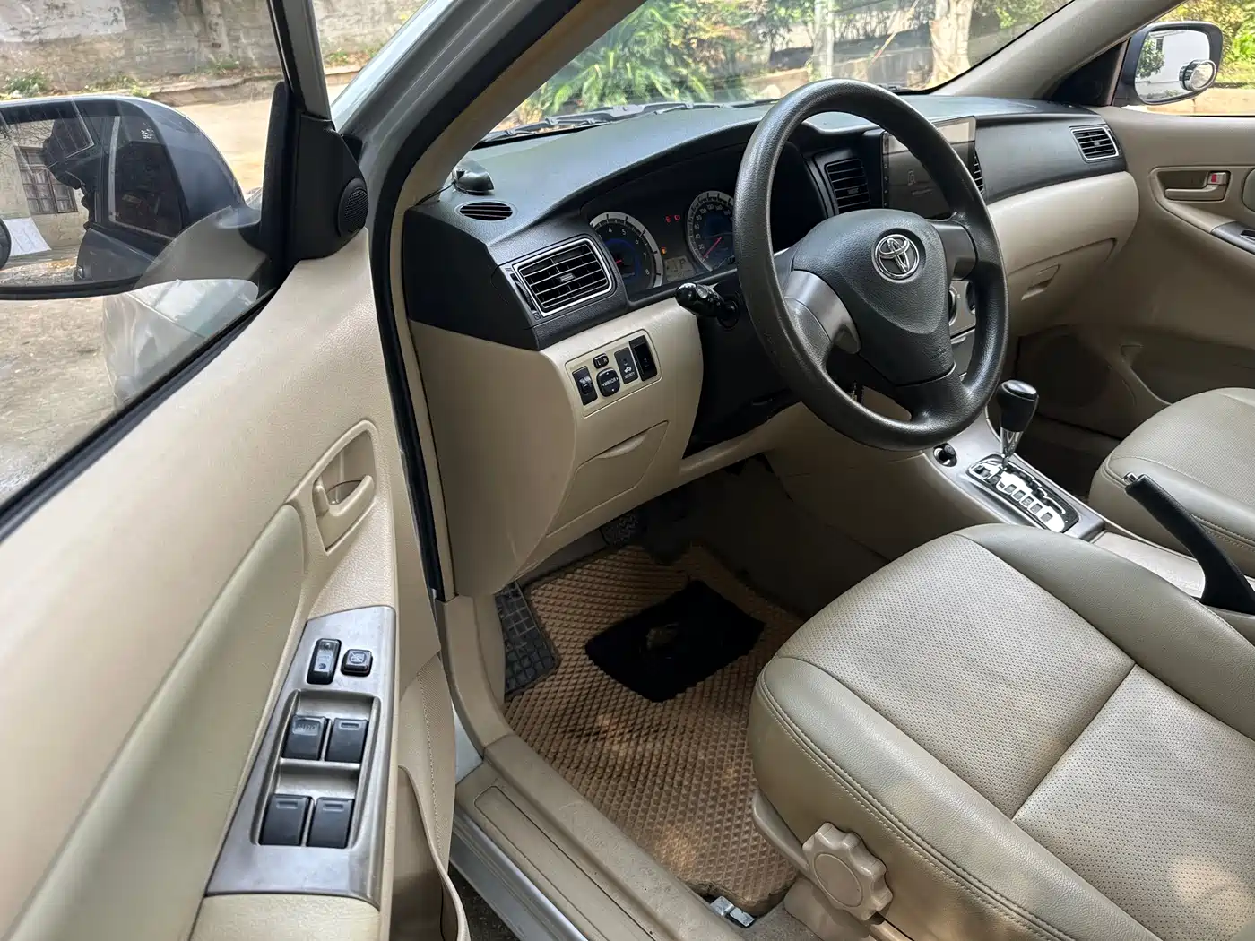 Toyota Corolla 2013 1.6L Automatic Luxury фото 5