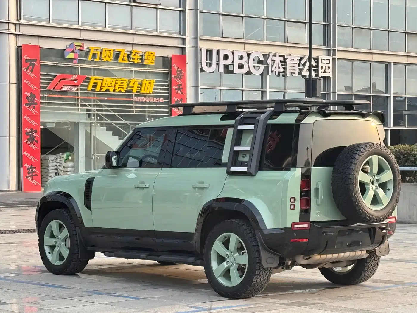 Land Rover Defender 2023 110 3.0T P400 75th Anniversary Legend Edition фото 23