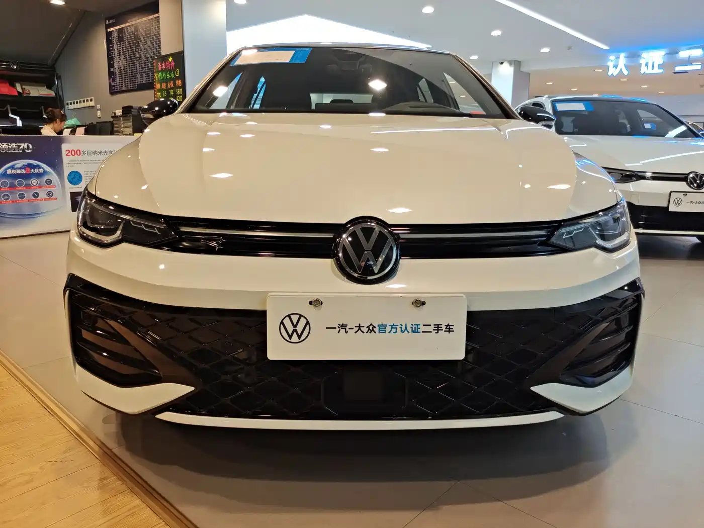 Volkswagen Golf 2025 300TSI R-Line фото 2