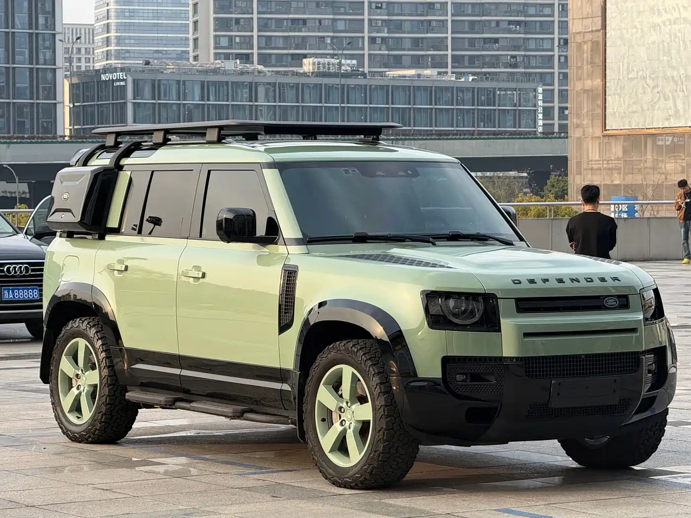 LAND ROVER DEFENDER