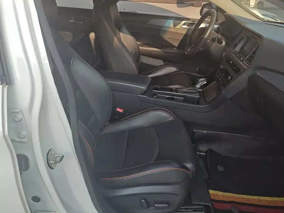 Photo 8 - Hyundai Sonata