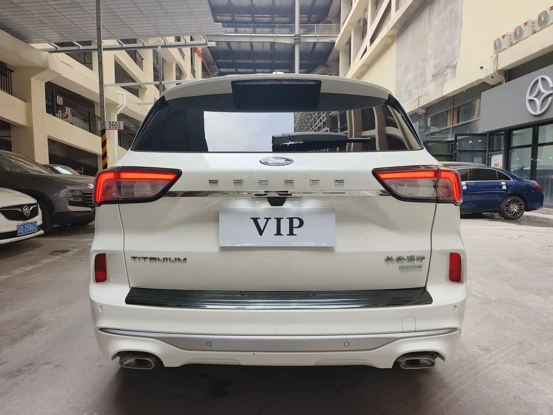 Photo 15 - Ford Escape