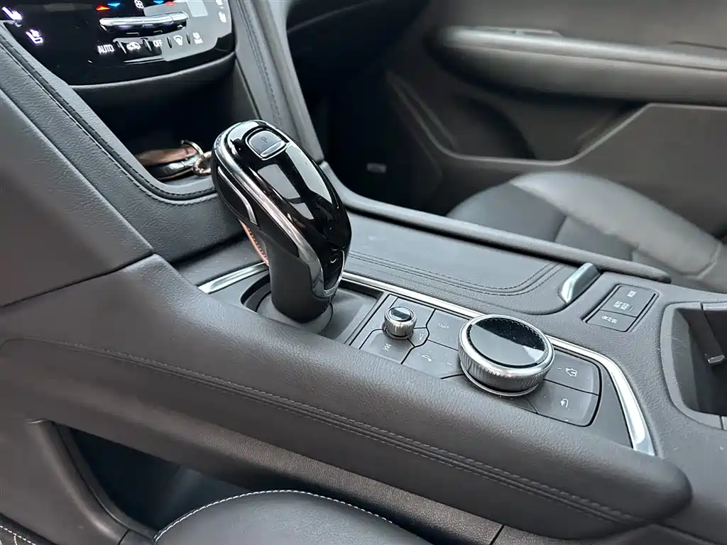 CADILLAC XT6