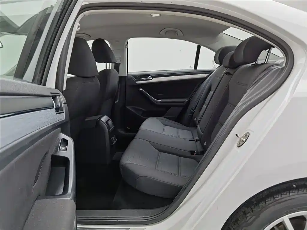 Volkswagen Sagitar 2015 1.6L Manual Fashion фото 15