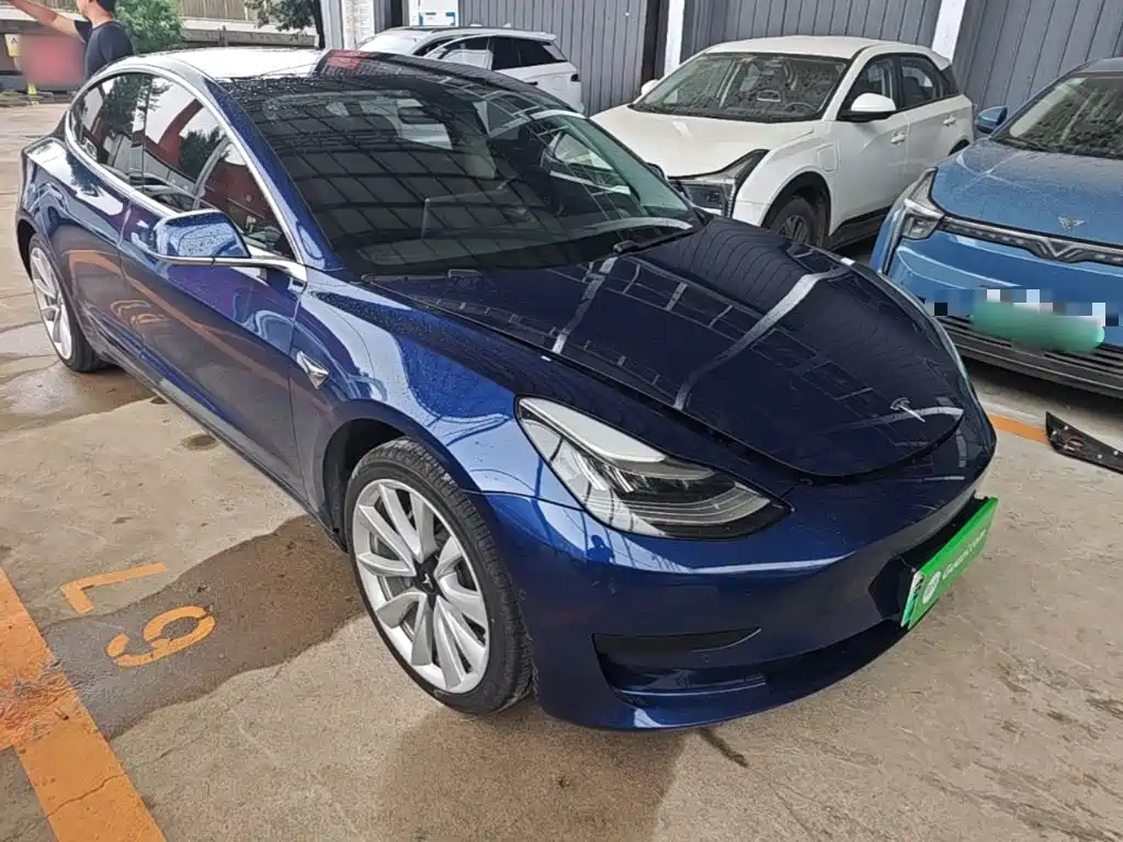 Фото 4 - Tesla Model 3