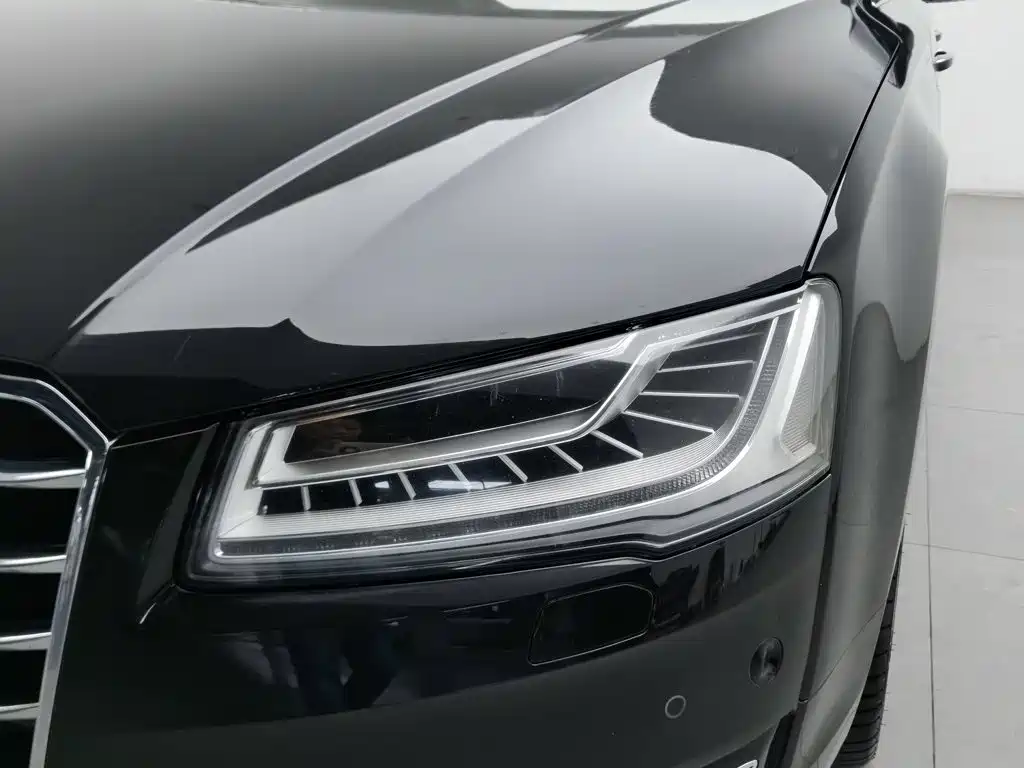 Photo 7 - Audi A8
