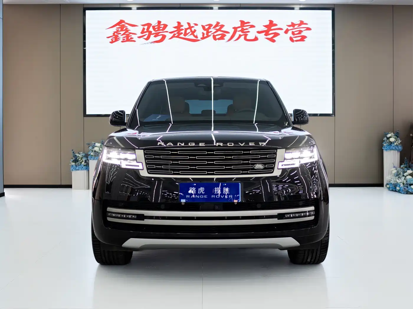 Land Rover Range Rover 2024 3.0 L6 400PS Golden Age Extended 7-Seater фото 2