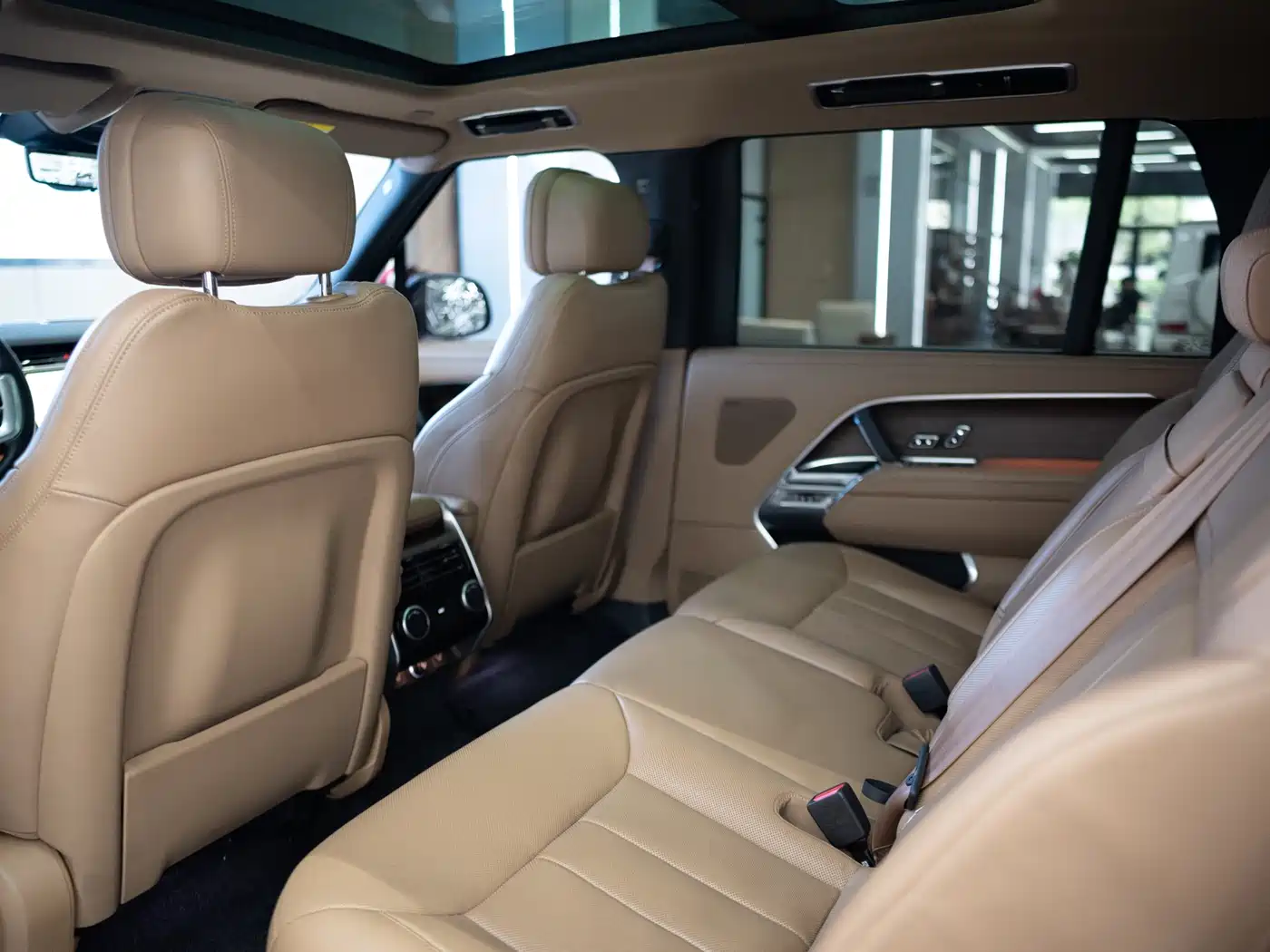Land Rover Range Rover 2024 3.0 L6 400PS Golden Age Extended 7-Seater фото 12
