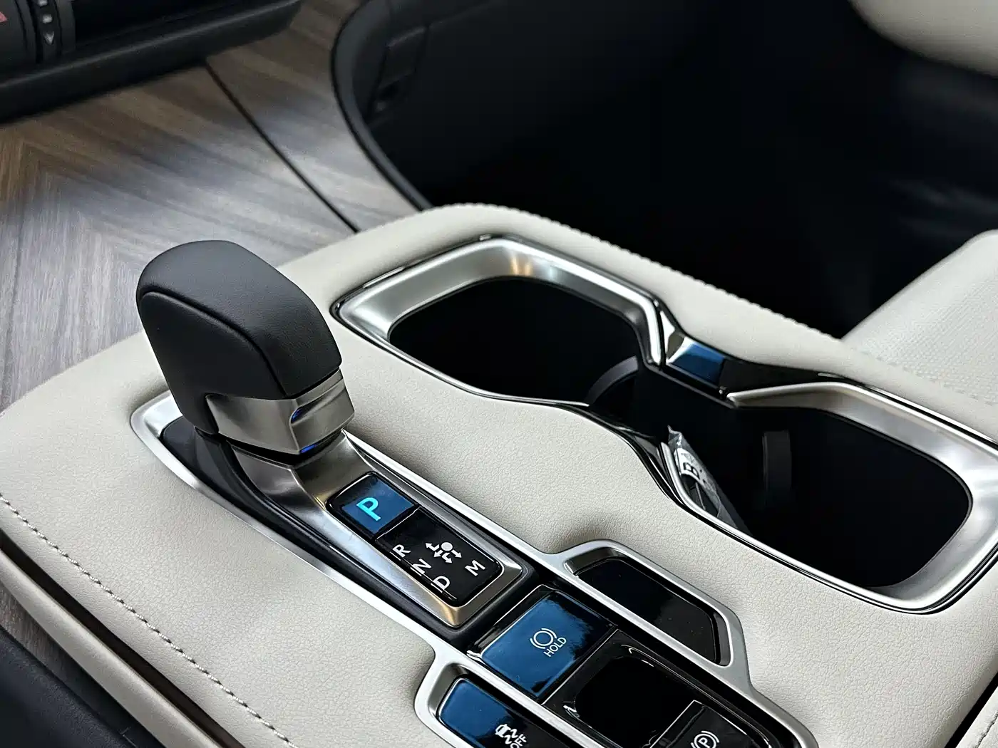 Lexus LM 2025 Model 500h Six-Seater Prestige Edition фото 10