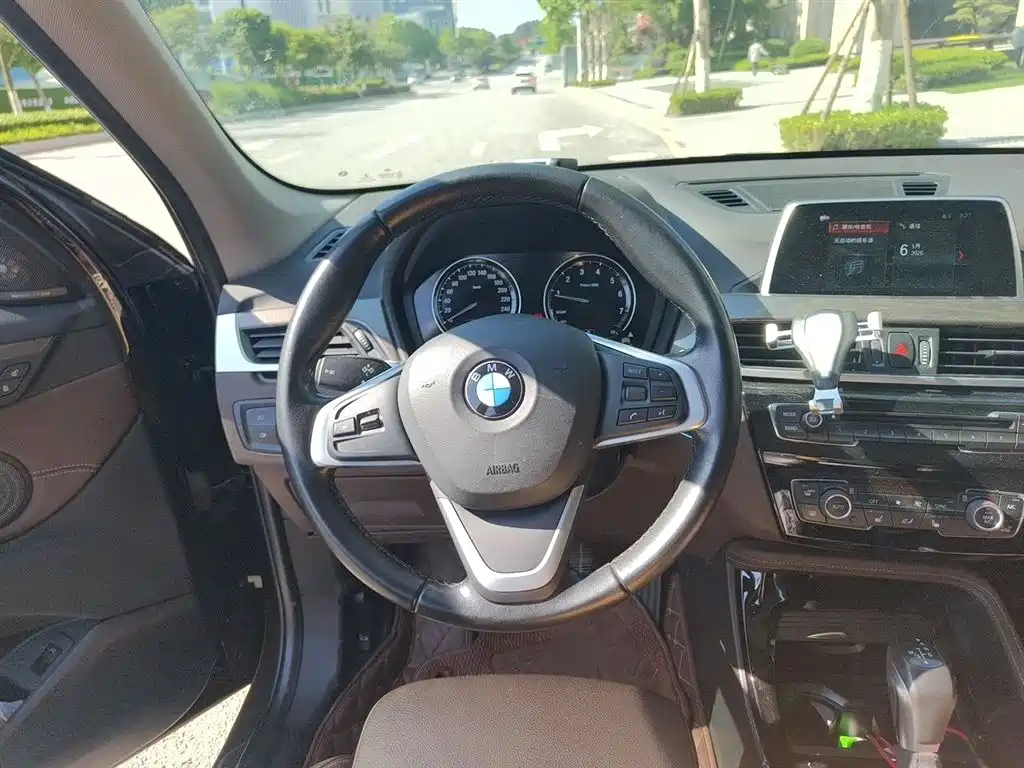 BMW X1 2018 xDrive20Li Premium Model фото 3