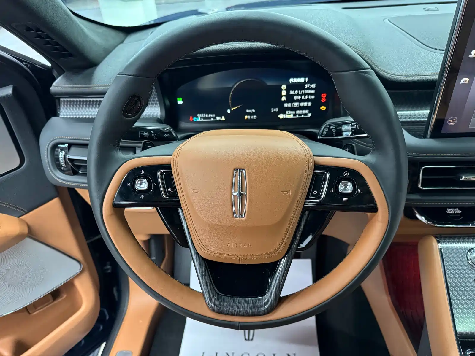 Photo 7 - Lincoln Aviator