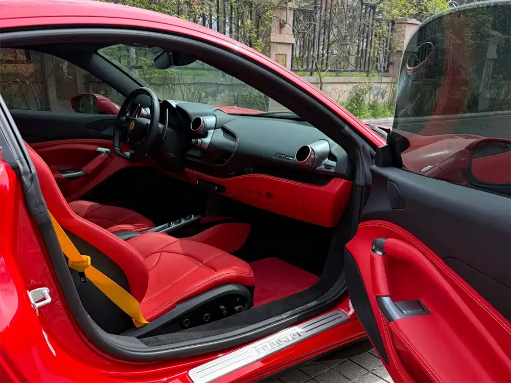 FERRARI F8
