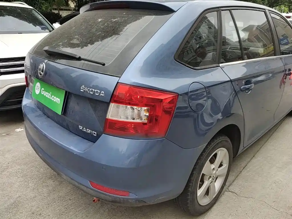 Škoda Skoda Rapid Spaceback 2016 1.6L Manual Pioneer Edition фото 8