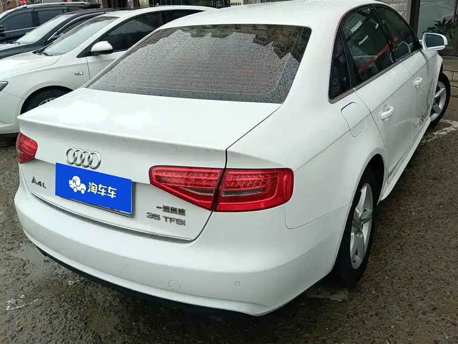 Audi A4L 2013 35 TFSI Automatic Comfort фото 3
