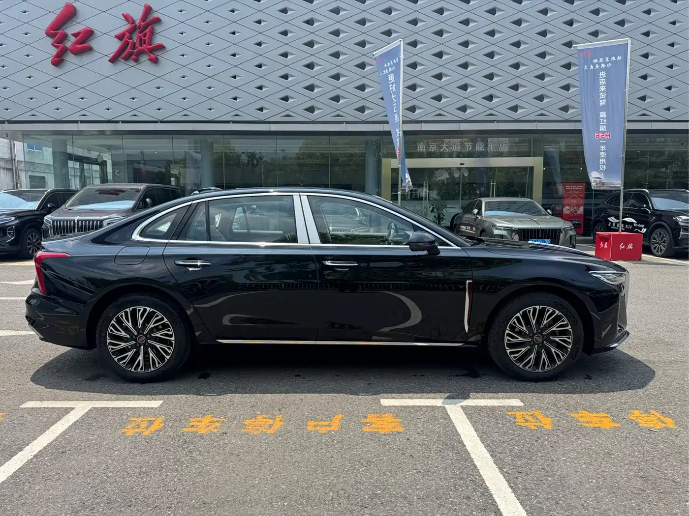 Hongqi H5 2025 2.0T Automatic Flag Celebration 500,000 Units Anniversary Edition фото 3