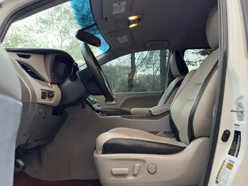 Toyota Sienna 2015 3.5L 2WD LE фото 6
