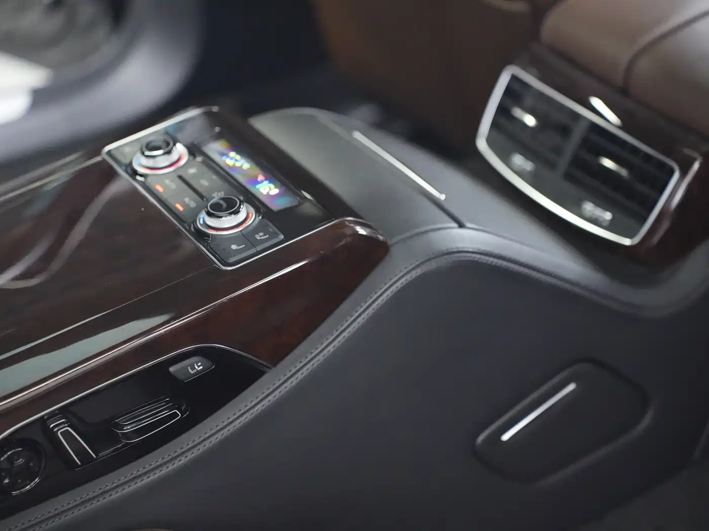 Фото 24 - Audi A8