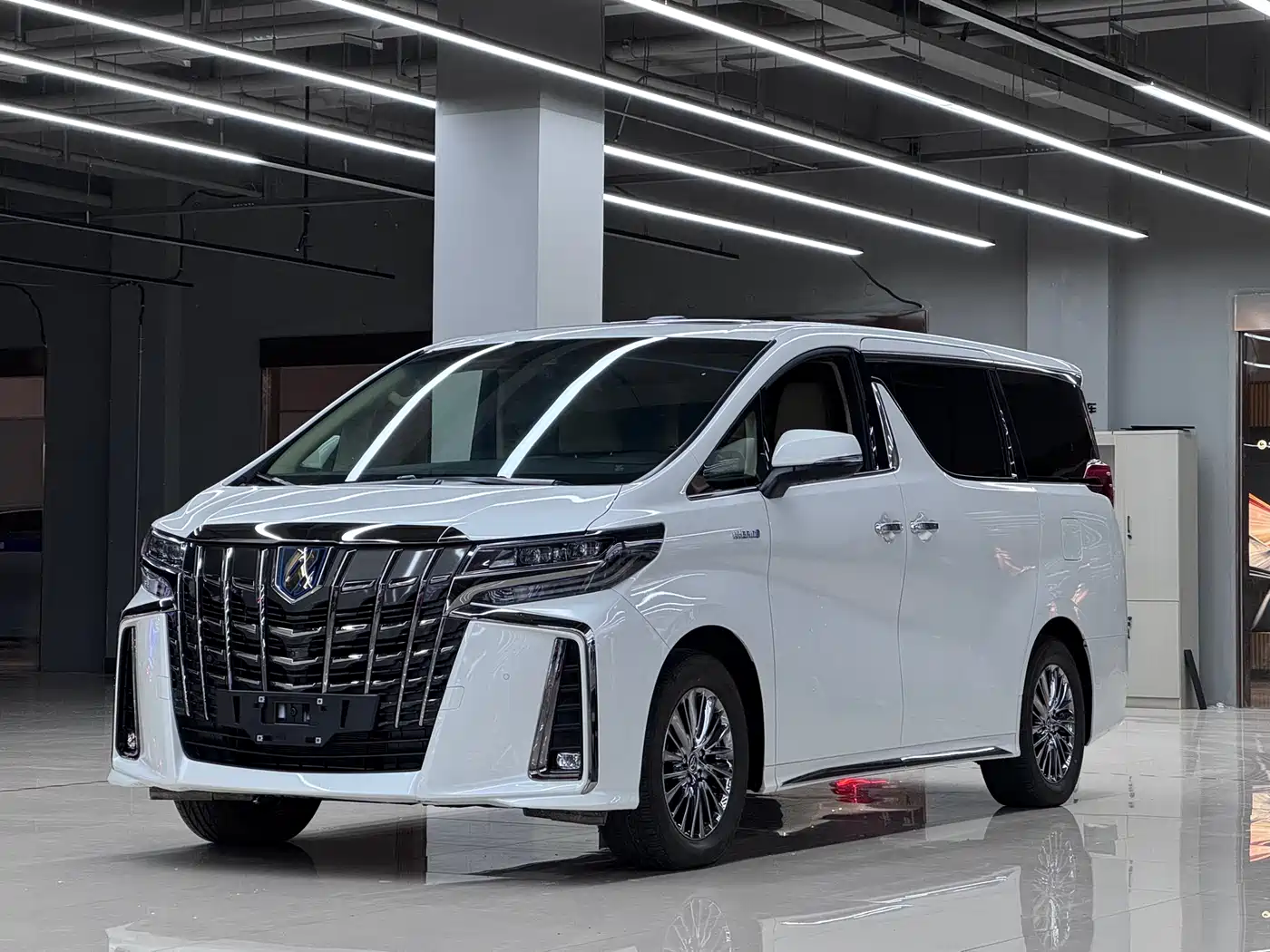 Toyota Alphard 2023 Dual Hybrid 2.5L Ultimate Gold Edition фото 2