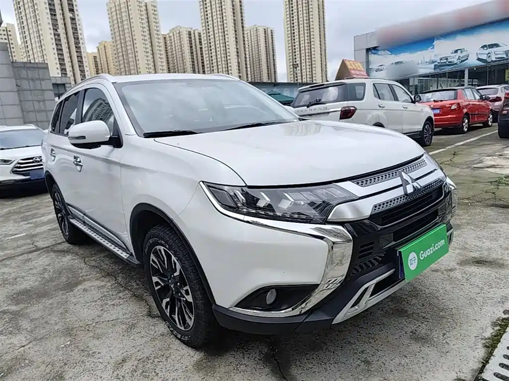 Mitsubishi Outlander 2019 2.4L 4WD Deluxe Edition 7-Seater China VI фото 4